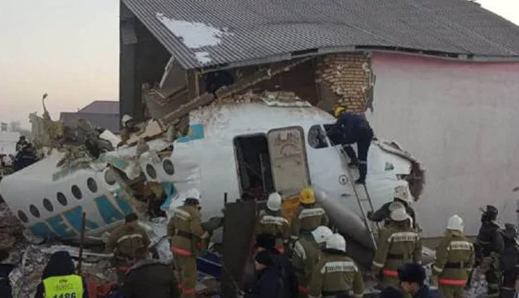 kazakhstan,plane crash,flight down,100 passengers,2 story building,flight crash photos,news,news in hindi