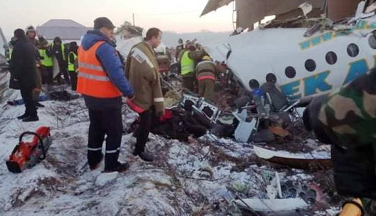 kazakhstan,plane crash,flight down,100 passengers,2 story building,flight crash photos,news,news in hindi