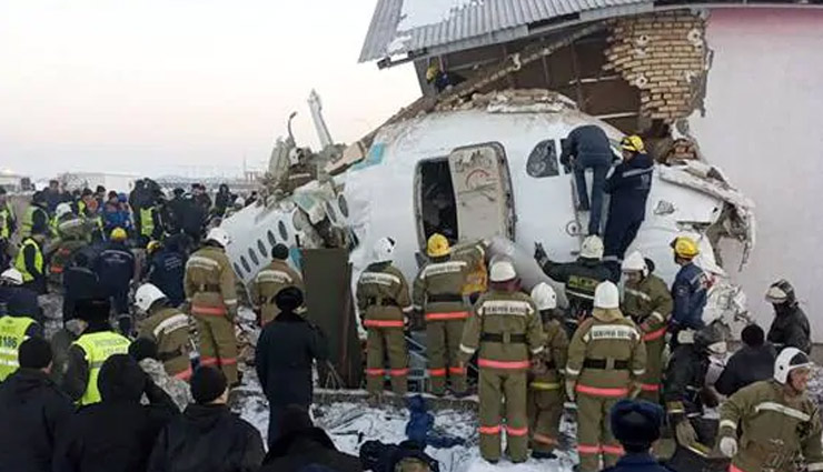 kazakhstan,plane crash,flight down,100 passengers,2 story building,flight crash photos,news,news in hindi ,कजाकिस्तान, विमान हादसा, प्लेन क्रैश, 100 यात्री, फ्लाइट, 2 मंजिला इमारत
