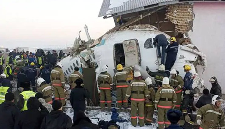 kazakhstan,plane crash,flight down,100 passengers,2 story building,flight crash photos,news,news in hindi