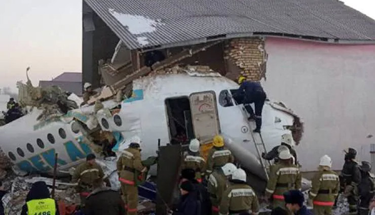 kazakhstan,plane crash,flight down,100 passengers,2 story building,flight crash photos,news,news in hindi
