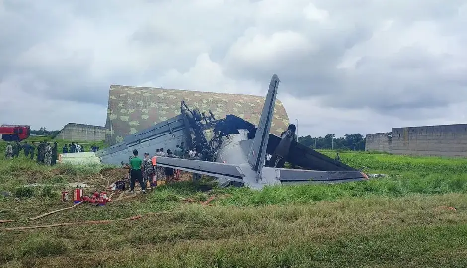 असम के जोरहाट एयरबेस पर IAF का विमान क्रैश, लैंडिंग के तुरंत बाद लगी आग