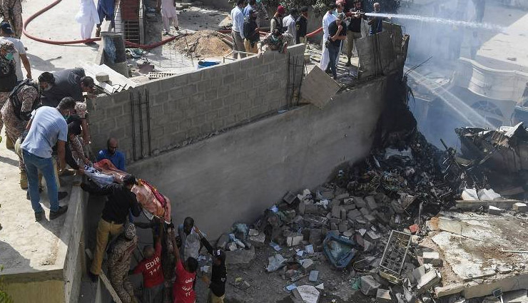 plane crash,karachi airport crash update,news video updates,pakistan,karachi airport,pakistan plane accident,plane crash photos,news