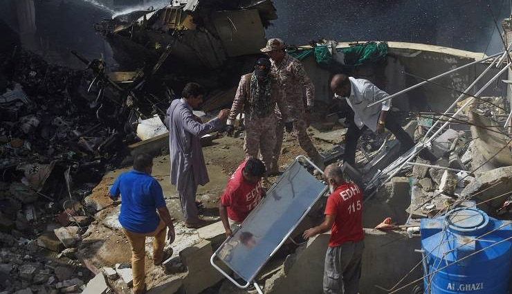 plane crash,karachi airport crash update,news video updates,pakistan,karachi airport,pakistan plane accident,plane crash photos,news