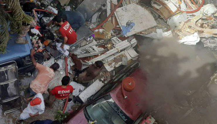 plane crash,karachi airport crash update,news video updates,pakistan,karachi airport,pakistan plane accident,plane crash photos,news