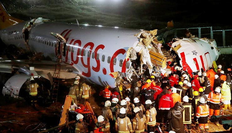  रनवे पर फिसला विमान, हुए तीन टुकड़े, 183 यात्री थे सवार, 3 की मौत