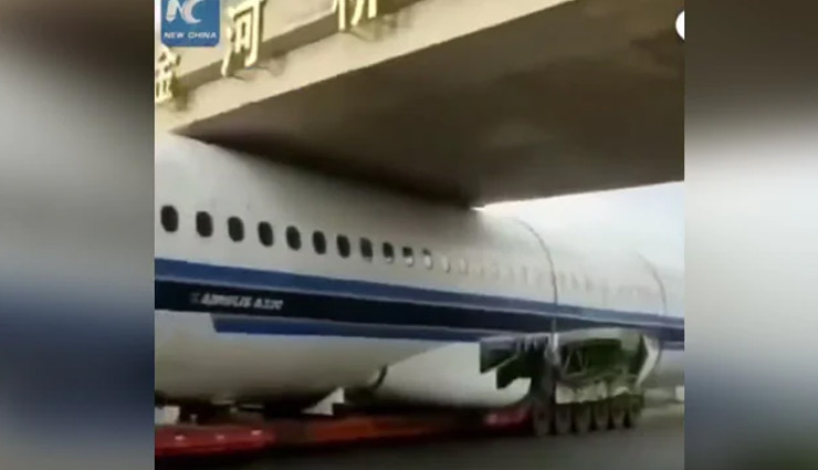 ब्रिज के नीचे फंस गया प्लेन, ट्रक ड्राइवर ने निकाला ये हल, देखे वीडियो