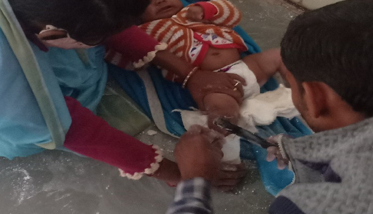 मध्यप्रदेश : बुंदेलखंड मेडिकल कॉलेज में सामने आई बड़ी लापरवाही, माता-पिता से कटवाया जा रहा बच्चों का प्लास्टर