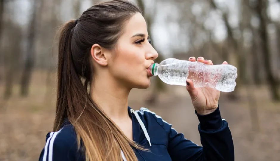 पुरानी प्लास्टिक बोतल से पीते हैं पानी?, आपकी सेहत पर मंडरा रहा बड़ा खतरा