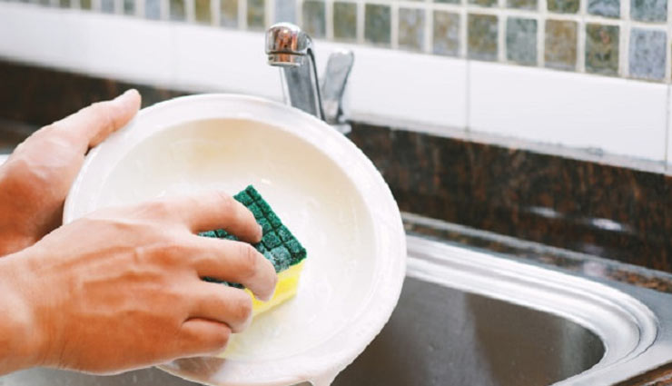 हमेशा बरकरार रहेगी बर्तनों की चमक, इन तरीकों से करें सफाई tips to wash utensils,household tips,home decor tips,kitchen tips,kitchen hacks,ways to clean utensils,hacks to clean vessels,cleaning kitchen utensils,burnt stain cleaning tips