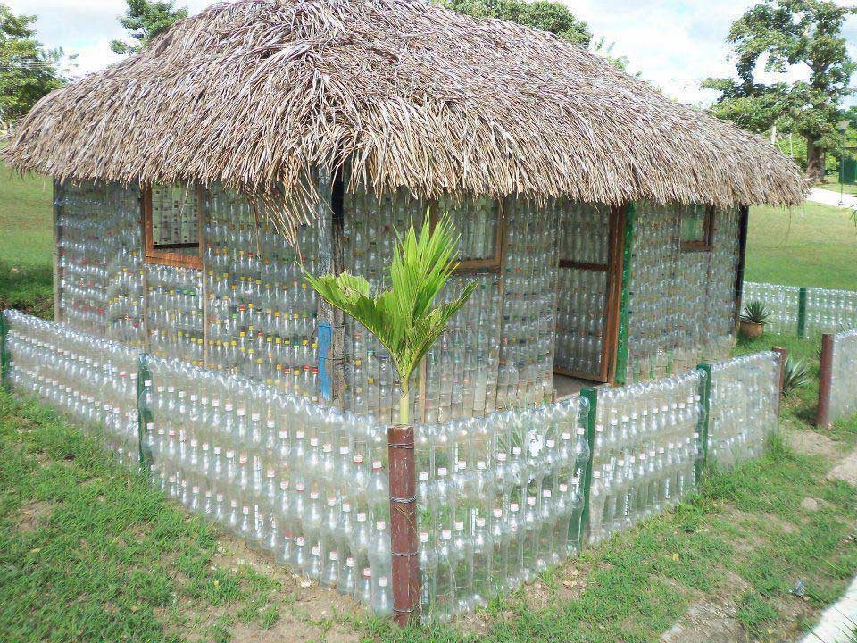 house made up of plastic bottles,plastic bottles,weird house ,अजब गजब खबरे,प्लास्टिक,बोतल,घर,बढ़ता प्रदूषण