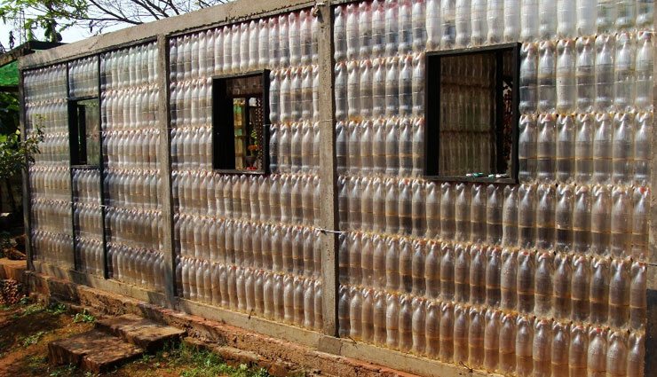 प्लास्टिक की बोतलों से बन रहे हैं घर, देखने के लिए आते हैं पर्यटक 