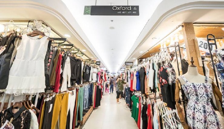 best shopping in bangkok,emquartier shopping mall,siam square,asiatique the riverfront,damnoen saduak floating market,chatuchak weekend market,mbk center,patpong night market,union mall,victory monument market,platinum mall bangkok