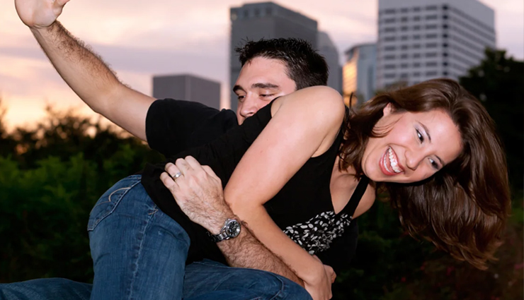 romantic touches to connect with your lover,ways to connect through physical intimacy,romantic gestures for couples,how to connect emotionally with partner,intimate ways to bond with lover,signs of affection in relationships,non-sexual romantic touches,deepen your bond with romantic touches,strengthen relationship with physical touch,affectionate gestures for couples