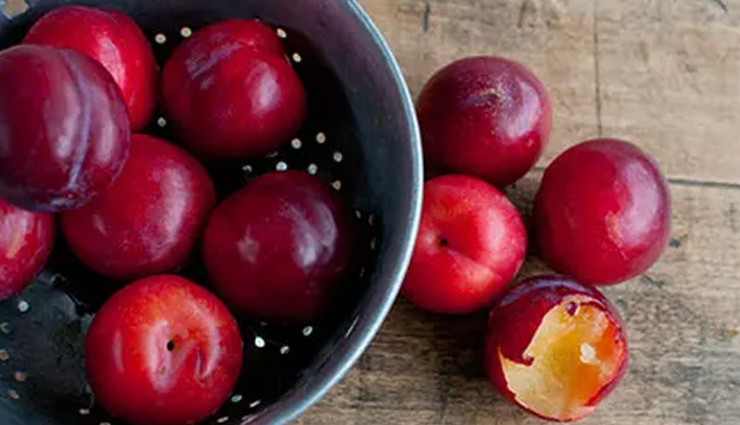 heat strokes,buttermilk,cold bath,moong juice,tamarind juice,onion juice,coriander water,sandalwood paste,apple cider vinegar,plums,home remedies,home remedies for heat stroke,Health tips,summer health tips,fitness tips