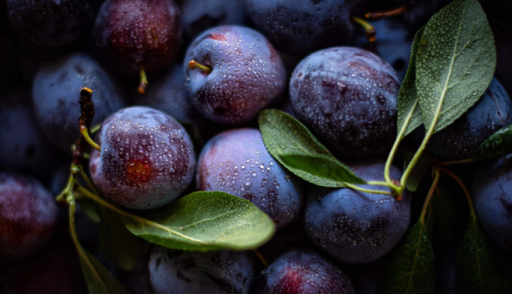 4 Reasons Why Plums are Good for Your Skin and Hair