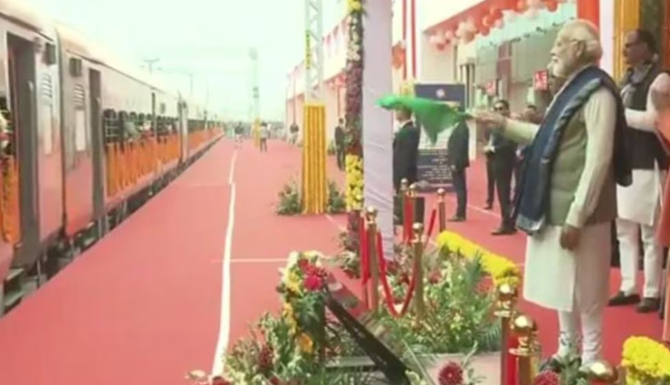 PM मोदी का अयोध्या दौरा, रोड शो, किया पुनर्विकसित अयोध्या धाम रेलवे स्टेशन का उद्घाटन, दिखाई 6 नई वंदे भारत ट्रेनों को झंडी