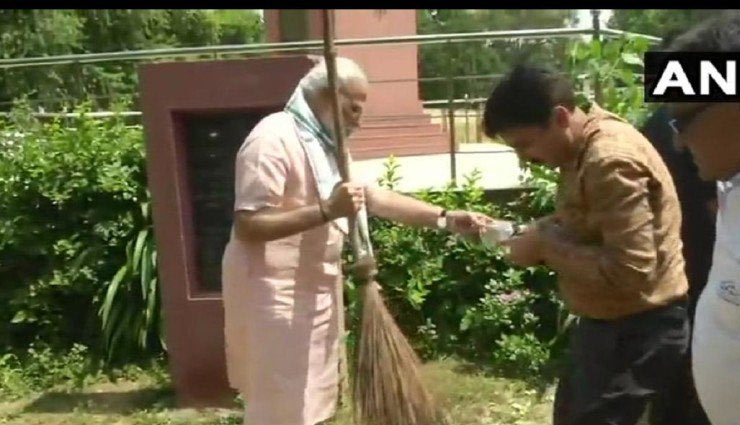 'स्वच्छता ही सेवा मिशन' : पीएम मोदी ने अंबेडकर स्कूल में लगाई झाड़ू, बड़ी बातें