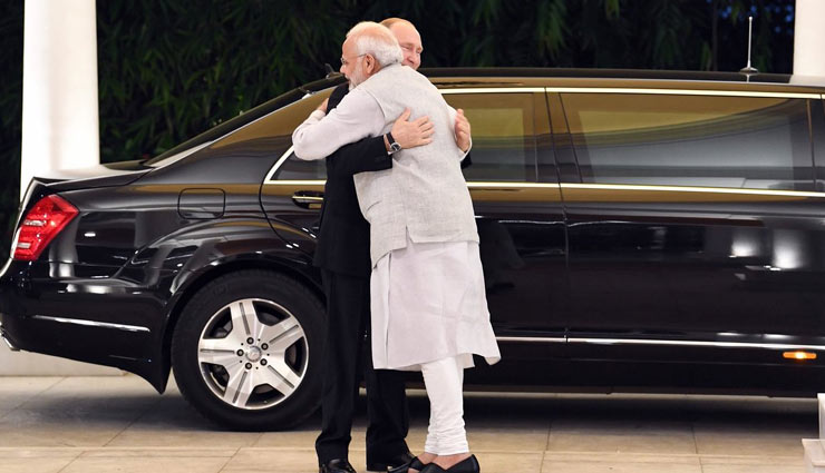 गले मिलकर PM मोदी ने किया राष्ट्रपति पुतिन का स्वागत, S-400 मिसाइल डील पर रहेगा फोकस 