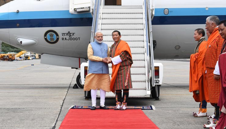 दो दिन की यात्रा पर भूटान पहुंचे पीएम मोदी, लोटे शेरिंग ने एयरपोर्ट पर किया स्वागत