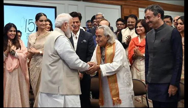 मोदी के घर जुटीं बॉलीवुड जगत की दिग्गज हस्तियां, आमिर-शाहरुख ने कही ये बात pm modi,150th birth anniversary,mahatma gandhi,Shah Rukh Khan,aamir khan,sonam kapoor,imtiaz ali,ekta kapoor,anurag basu,news,news in hindi