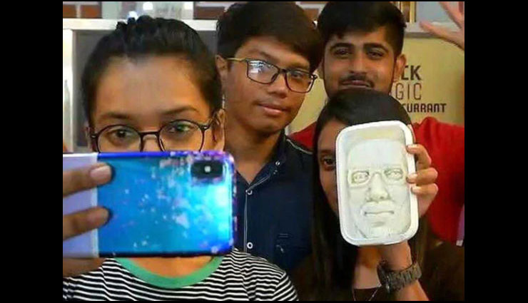 सूरत में मिल रही है PM मोदी के चेहरे वाली कुल्फी वो भी 50% डिस्काउंट पर, क्या आपने खाई? surat,ice cream,kulfi,narendra modi kulfi,narendra modi ice cream,narendra modi sitafal kulfi,narendra modi mango kulfi,weird story