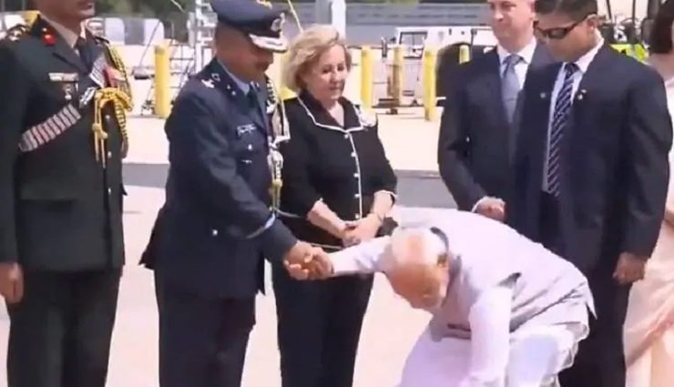 अपने पद की परवाह किए बगेर PM मोदी ने US में किया ऐसा काम, देख हैरान रह गए लोग #VIDEO
