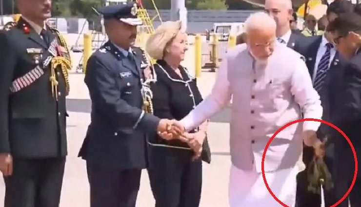 अपने पद की परवाह किए बगेर PM मोदी ने US में किया ऐसा काम, देख हैरान रह गए लोग #VIDEO howdy modi,howdy modi event,narendra modi,america,donald trump,narendra modi news in hindi,news,news in hindi