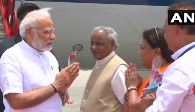 जयपुर पहुंचे पीएम मोदी, 2100 करोड़ रुपये की लागत वाली 13 परियोजनाओं का शिलान्यास करेंगे 