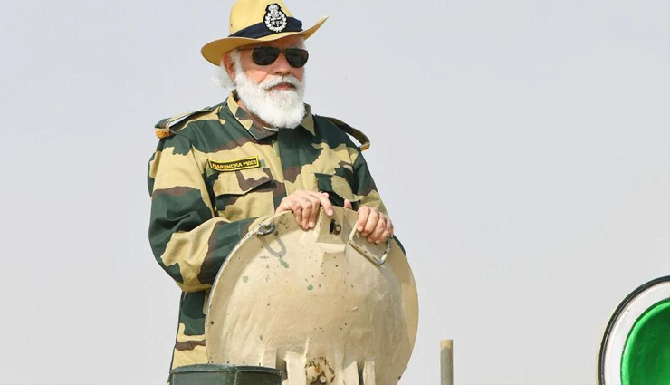 जैसलमेर में टैंक पर सवार हुए पीएम मोदी, चीन और पाकिस्तान पर किया प्रहार 