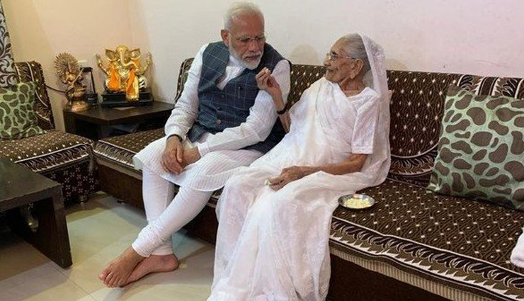 PM मोदी की मां हीराबेन को लगी कोरोना वैक्सीन की पहली डोज