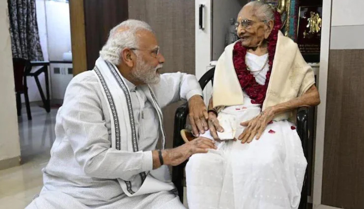 मां से मिलने अहमदाबाद के यूएन मेहता अस्पताल पहुंचे PM मोदी, डॉक्टरों ने कहा - हालत स्थिर