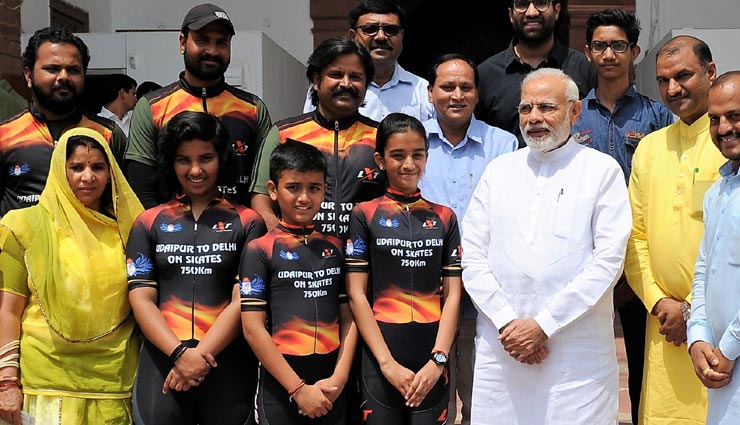 चित्तौड़गढ़ एवं उदयपुर के सासंद स्केटिंग क्लब दल के बच्चों के साथ प्रधानमंत्री से भेंट