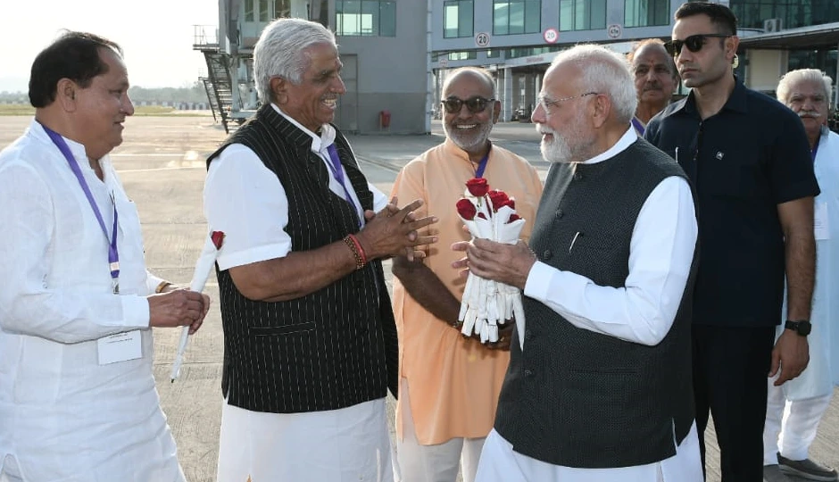 प्रधानमंत्री मोदी का बांसवाड़ा दौरा – आत्मीय संवादों ने बढ़ाया सियासी तापमान, तस्वीरें वायरल prime minister narendra modi,banswara visit,modi banswara tour,narendra modi rajasthan,bjp leaders interaction,vasundhara raje,diya kumari,damodar agrawal,satish poonia,dharmanarayan joshi,bhawani joshi,pakoda anecdote,modi udaipur airport,bjp rajasthan,napda rally,narendra modi news