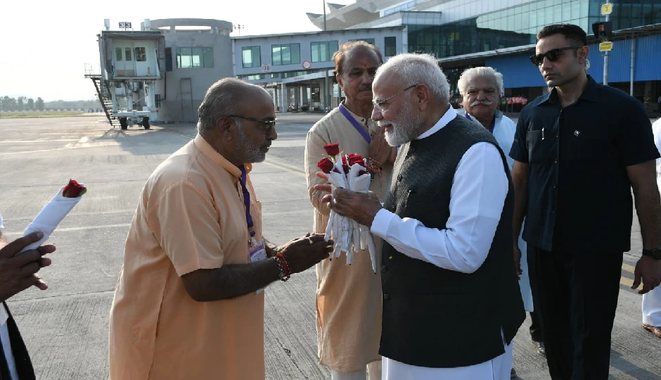 प्रधानमंत्री मोदी का बांसवाड़ा दौरा – आत्मीय संवादों ने बढ़ाया सियासी तापमान, तस्वीरें वायरल prime minister narendra modi,banswara visit,modi banswara tour,narendra modi rajasthan,bjp leaders interaction,vasundhara raje,diya kumari,damodar agrawal,satish poonia,dharmanarayan joshi,bhawani joshi,pakoda anecdote,modi udaipur airport,bjp rajasthan,napda rally,narendra modi news