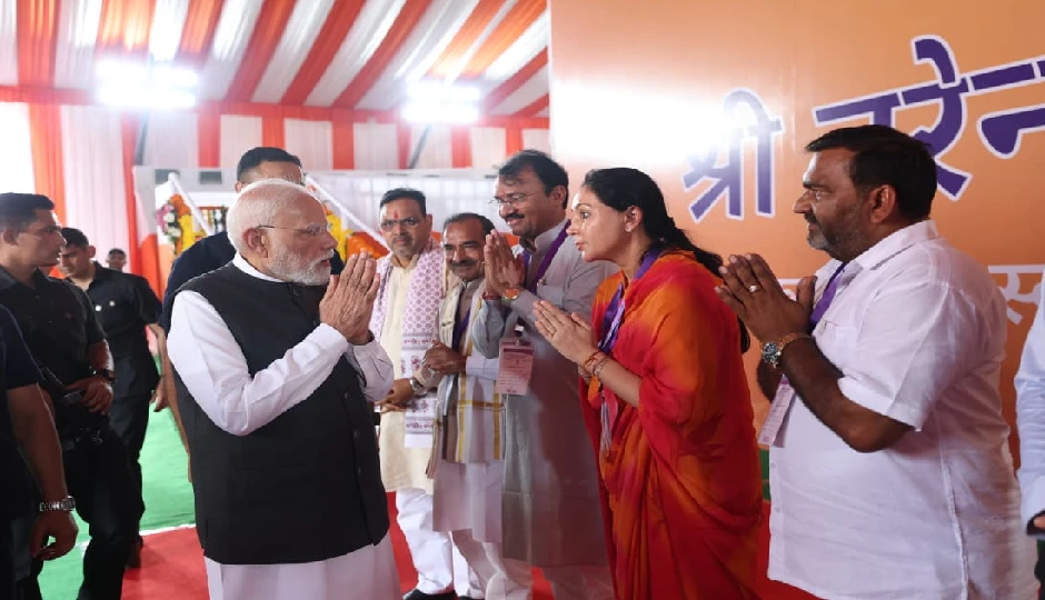 प्रधानमंत्री मोदी का बांसवाड़ा दौरा – आत्मीय संवादों ने बढ़ाया सियासी तापमान, तस्वीरें वायरल prime minister narendra modi,banswara visit,modi banswara tour,narendra modi rajasthan,bjp leaders interaction,vasundhara raje,diya kumari,damodar agrawal,satish poonia,dharmanarayan joshi,bhawani joshi,pakoda anecdote,modi udaipur airport,bjp rajasthan,napda rally,narendra modi news