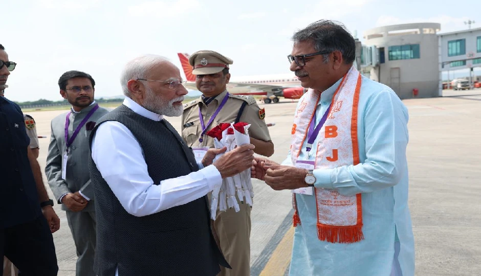 प्रधानमंत्री मोदी का बांसवाड़ा दौरा – आत्मीय संवादों ने बढ़ाया सियासी तापमान, तस्वीरें वायरल prime minister narendra modi,banswara visit,modi banswara tour,narendra modi rajasthan,bjp leaders interaction,vasundhara raje,diya kumari,damodar agrawal,satish poonia,dharmanarayan joshi,bhawani joshi,pakoda anecdote,modi udaipur airport,bjp rajasthan,napda rally,narendra modi news