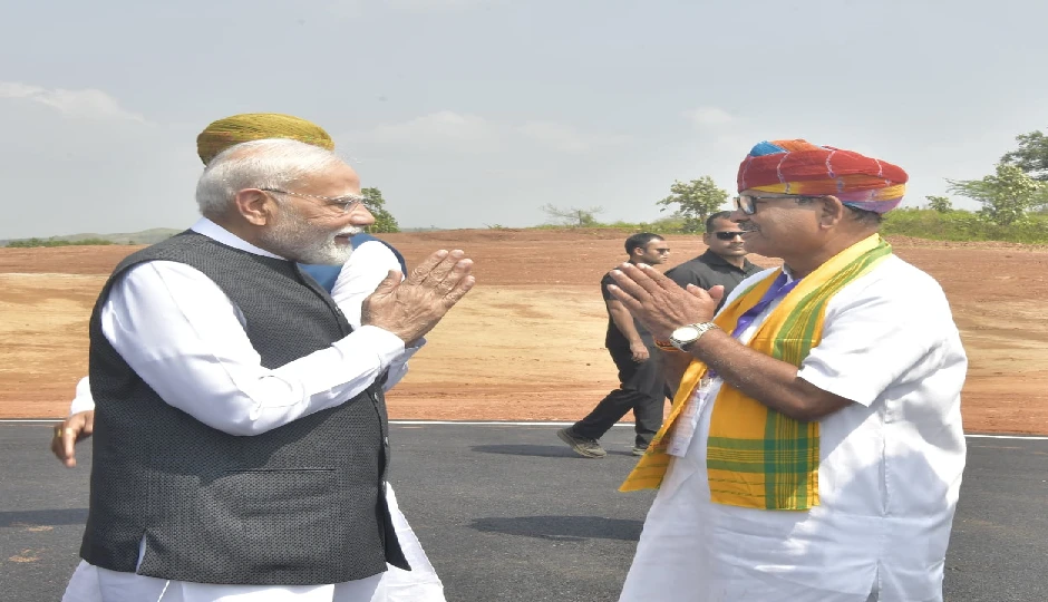 प्रधानमंत्री मोदी का बांसवाड़ा दौरा – आत्मीय संवादों ने बढ़ाया सियासी तापमान, तस्वीरें वायरल prime minister narendra modi,banswara visit,modi banswara tour,narendra modi rajasthan,bjp leaders interaction,vasundhara raje,diya kumari,damodar agrawal,satish poonia,dharmanarayan joshi,bhawani joshi,pakoda anecdote,modi udaipur airport,bjp rajasthan,napda rally,narendra modi news