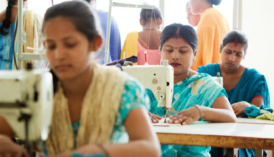 महिलाओं के लिए सुनहरा अवसर: PMMY के तहत बिना गारंटी मिल सकता है 10 लाख रुपये तक का लोन, बिजनेस शुरू करना होगा आसान