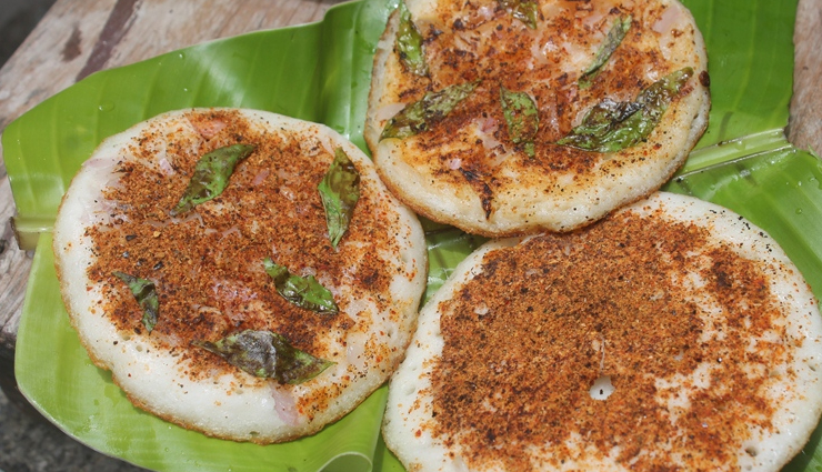 podi uthappam recipe,south indian breakfast,tamil nadu street food,spice powder uthappam,easy uthappam preparation,homemade podi uthappam,crispy dosa batter pancakes,flavorful onion and spice topping,quick breakfast recipe,authentic indian cuisine