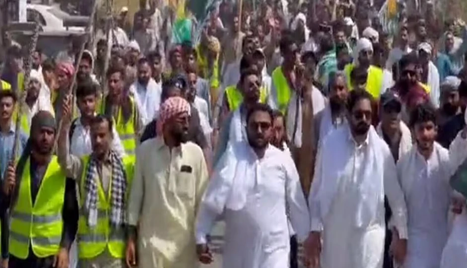 पाकिस्तान में हुये हालिया झटकों का असर PoK तक पहुँचा — सड़कों पर हंगामा, गोलीबारी और कड़े सुरक्षा के बीच माहौल तनावपूर्ण