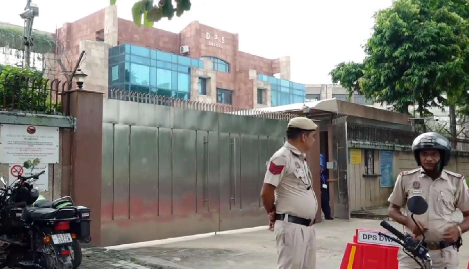 दिल्ली में हड़कंप: 20 कॉलेजों को बम से उड़ाने की धमकी, पुलिस ने चलाया सर्च ऑपरेशन