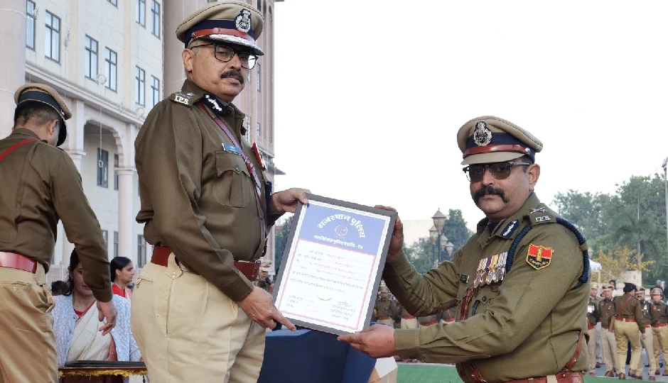 पुलिस मुख्यालय में डीजीपी शर्मा ने फहराया राष्ट्रीय ध्वज, 45 उत्कृष्ट अधिकारी-कर्मचारी हुए सम्मानित