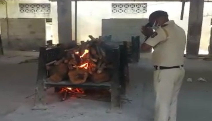 मुंबई / अकेले रह रहे शख्स की हुई मौत, पुलिसवाले ने निभाया फर्ज, हिन्दू रिवाज से किया अंतिम संस्कार