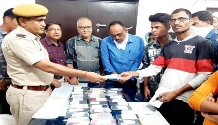 कोटा : पुलिस ने चोरों से बरामद किए 57 लाख के मोबाइल, लौटाए उनके मालिकों को वापस