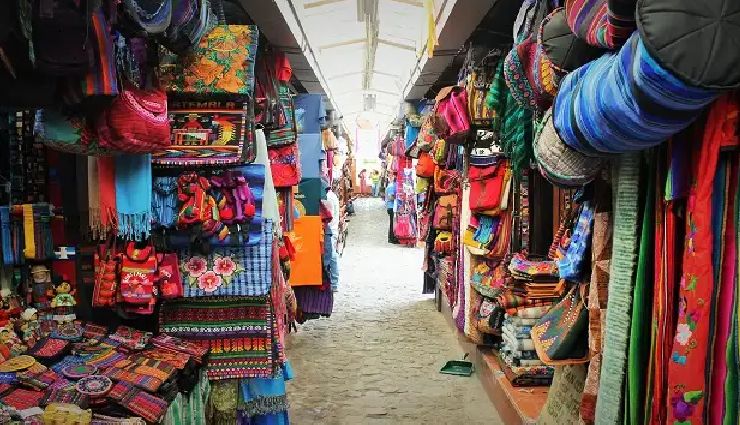 traditional markets in india,new market kolkata,police bazar shillong,floating vegetable market srinagar,janpath delhi,chor bazaar mumbai,ima keithel imphal,kannauj market uttar pradesh,baapu bazaar jaipur,meena bazaar delhi,dadar flower market mumbai