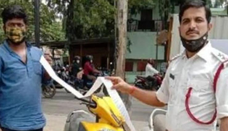 हेलमेट नहीं पहनने पर पुलिस ने थमाया सब्ज़ीवाले को 2 मीटर लंबा 42,500 रुपये का चालान
