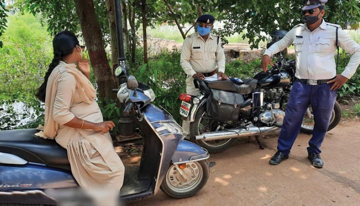 छत्तीसगढ़ : नियमों को लेकर सख्त दिखी ट्रैफिक पुलिस, 71 सरकारी कर्मचारियों से वसूला 35 हजार रुपए से ज्यादा जुर्माना