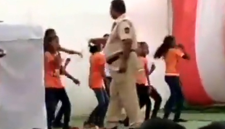 VIDEO- Police constable showers notes on schoolgirls at Republic Day function in Nagpur