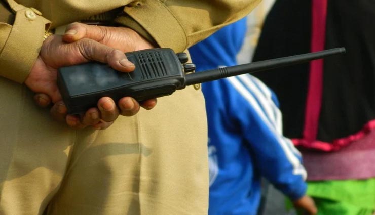 कुशीनगर : धर्मस्थल पर मांस फेंकने से पैदा हुआ तनाव, छावनी बना गांव, तैनात हुई पुलिस 